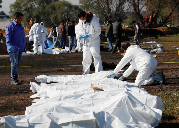 Pobladores de Tlahuelilpan esperan a sus familiares vivos o calcinados