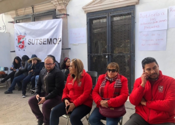 Por falta de pago toman trabajadores al Issstezac; exigen auditoría