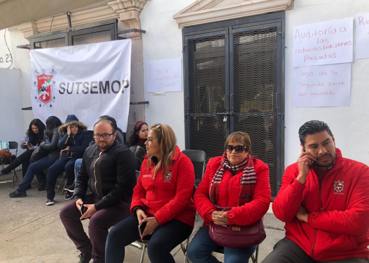 Por falta de pago toman trabajadores al Issstezac; exigen auditoría