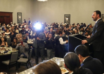 “El país no puede seguir dividido, trabajemos unidos”; pide Tello a migrantes