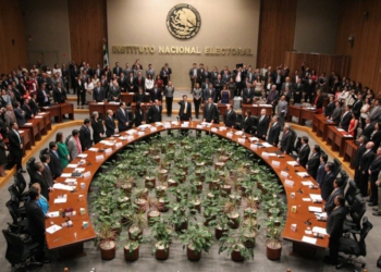 Otorgan 132 amparos a funcionarios del INE para no ganar menos que AMLO