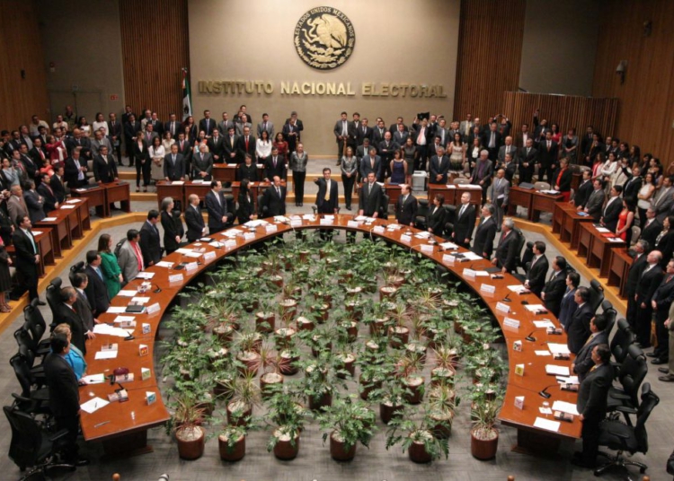Otorgan 132 amparos a funcionarios del INE para no ganar menos que AMLO