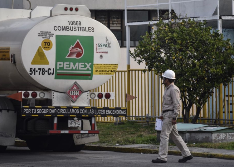 Inicia Pemex reparto de combustible con nuevas pipas