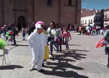Niños, madres y trabajadoras se manifiestan a favor de estancias infantiles