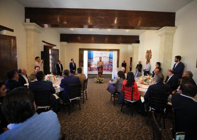 Reconoce Tello trabajo unido con hoteleros