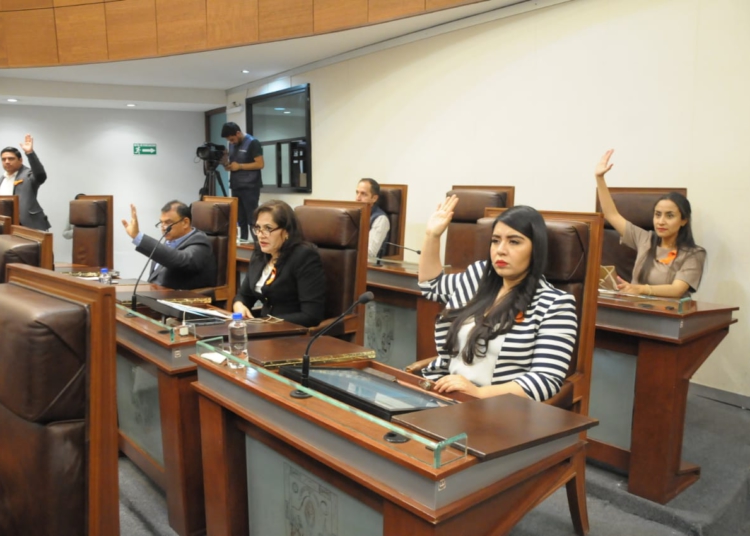 Proponen iluminar edificios de morado por el Día de la Mujer