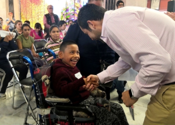Entregan apoyos a personas con capacidades diferentes