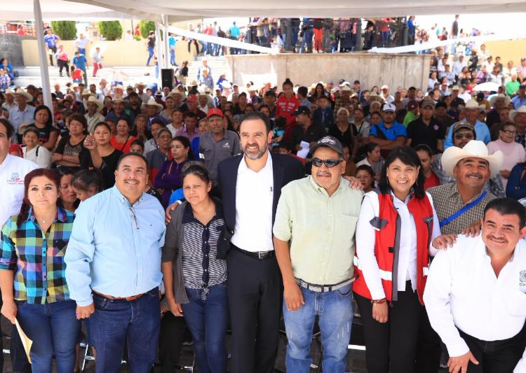 Entrega Tello 19 MDP en obras en el semidesierto