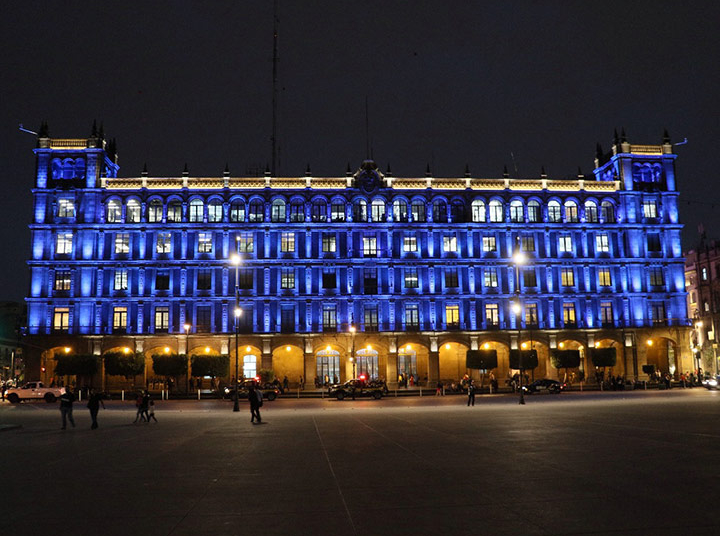 Proponen iluminar edificios de azul en pro de autistas