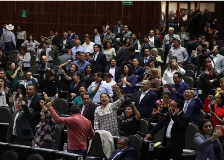 Aprueban revocación de mandato y consulta popular