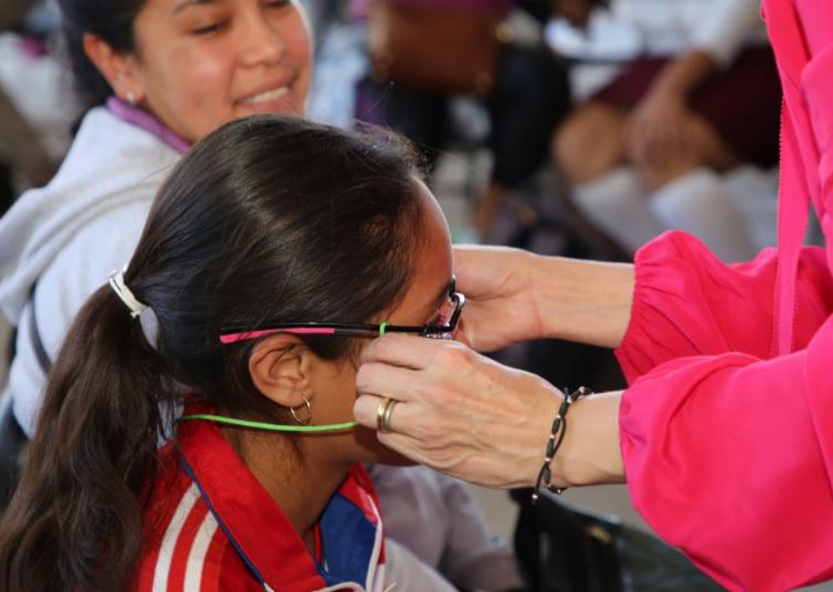 Entregan lentes a estudiantes de secundaria
