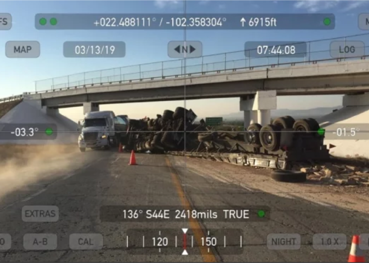 Vuelca tráiler cargado de vitropiso… que se llevan policías