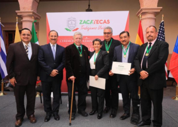 Manuel Felguérez es distinguido con la presea Atenea