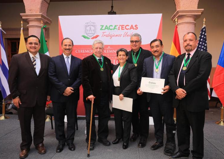 Manuel Felguérez es distinguido con la presea Atenea