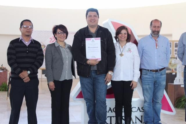 Galardonan a ganadores del premio de arte popular