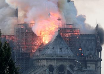 Arde Notre Dame