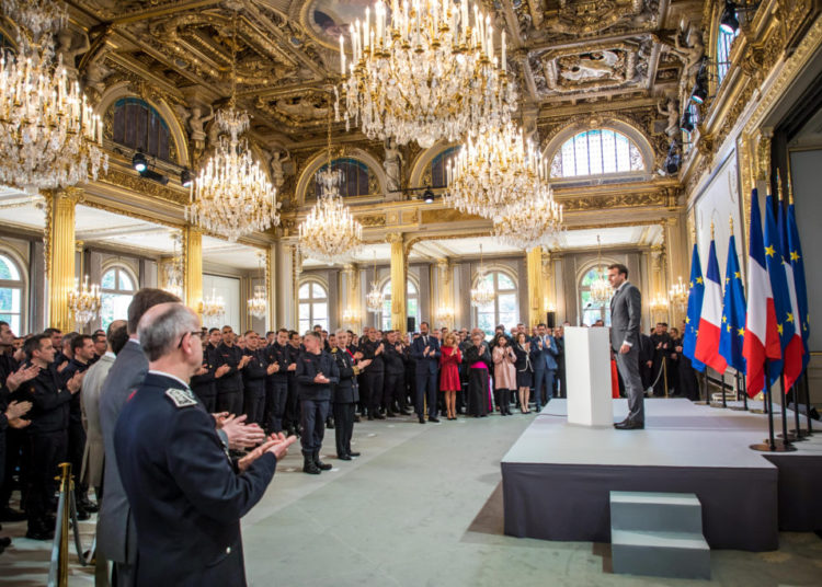 Homenajean a bomberos en París