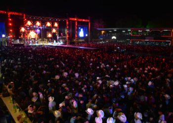 Encendió Chuy Lizárraga al teatro del pueblo de la Feria de Primavera de Jerez