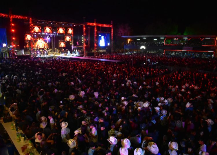Encendió Chuy Lizárraga al teatro del pueblo de la Feria de Primavera de Jerez