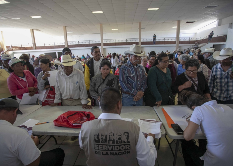 Reciben “abuelitos” pensión para el bienestar