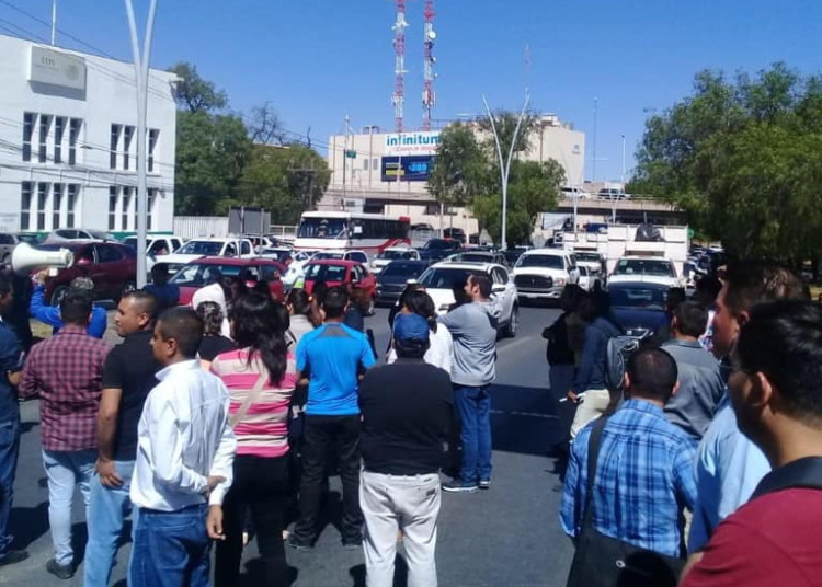 Liberan maestros bulevar tras protestar por falta de pago