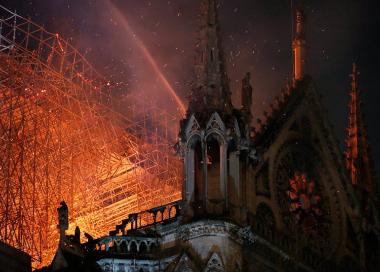 Decae esperanza de bomberos parisinos en Notre Dame