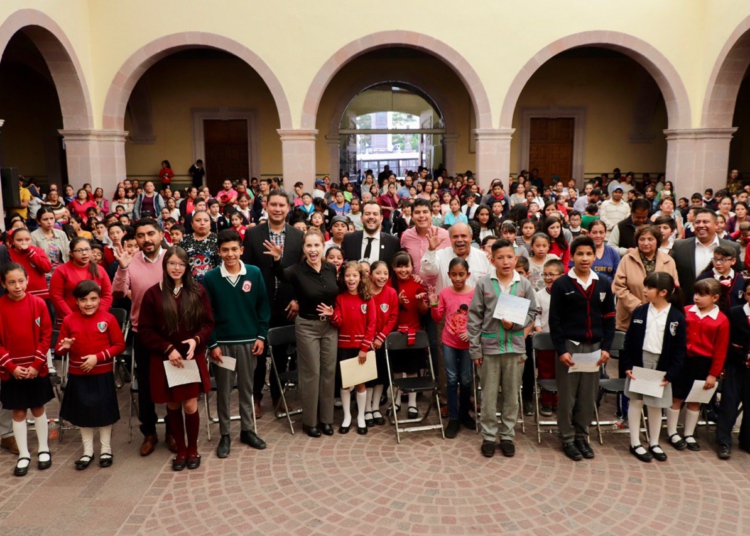 Prioriza Ulises Mejía a la educación como la llave del progreso