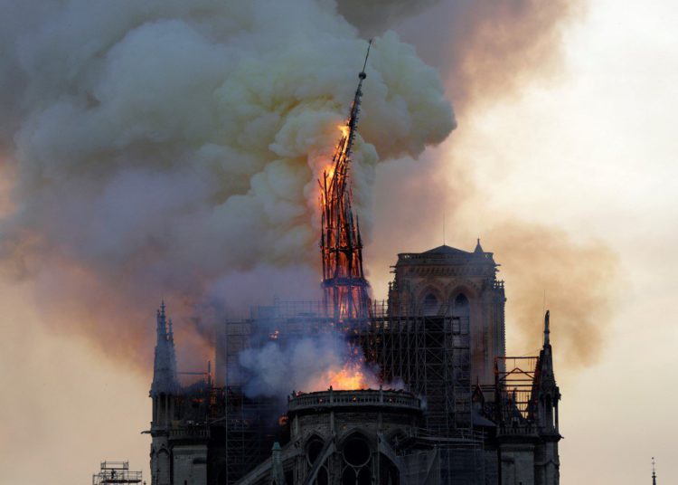 Cae aguja central de la catedral de Notre Dame