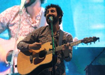 Cautiva a su público con música y poesía