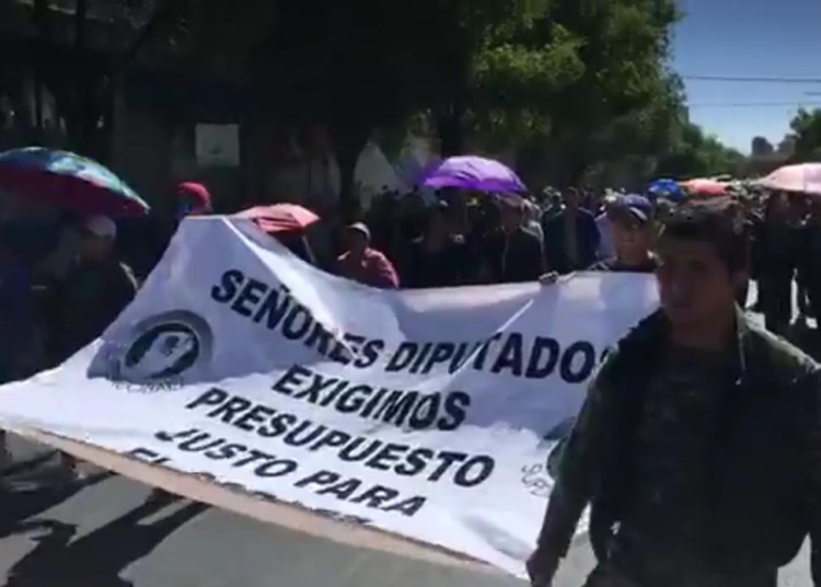 Generan caos vial por falta de pago