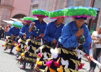 Con desfile exhiben danzas tradicionales del estado