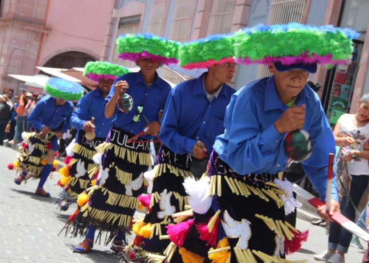 Con desfile exhiben danzas tradicionales del estado