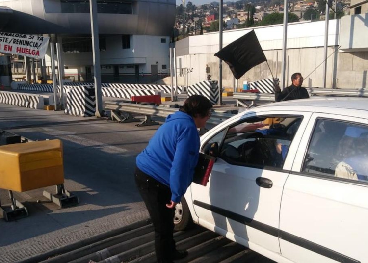 Toman trabajadores de la UAM caseta de la México-Cuernavaca