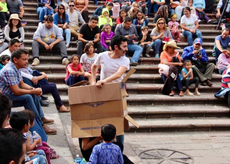 “Esto no es una caja” fascina a chicos y grandes