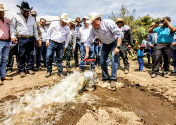 Entregan en Pinos línea de conducción