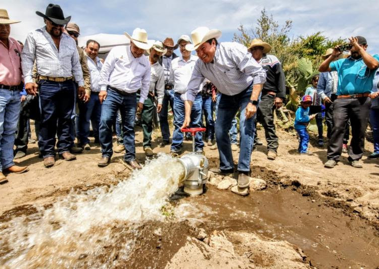 Entregan en Pinos línea de conducción