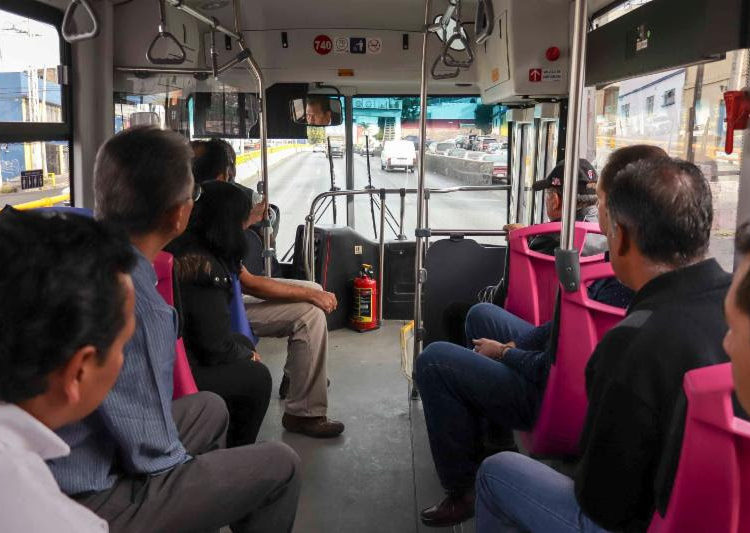 Prueban nuevo modelo de camiones en el bulevar metropolitano