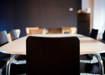 Llama Jehú Salas a la cordura; ofrece mantener la mesa puesta para negociar