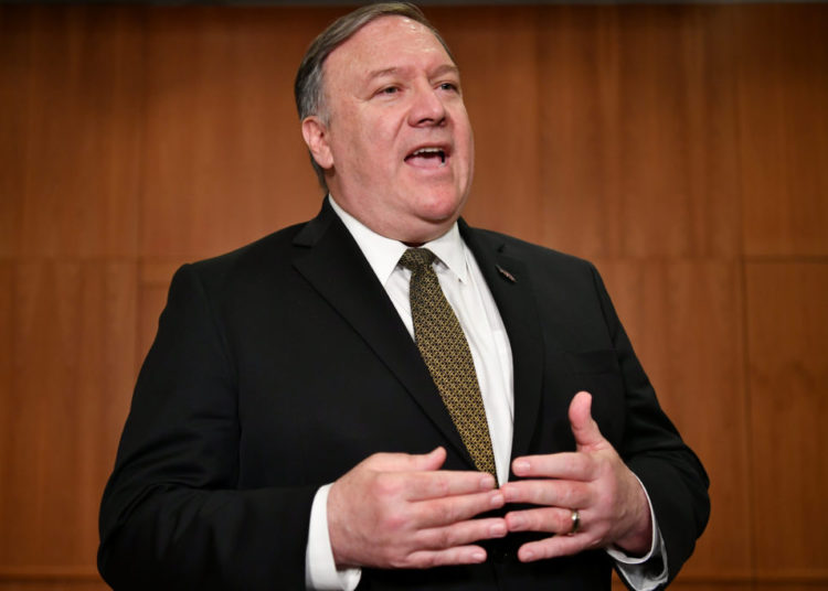 Planta Mike Pompeo a Ángela Merkel por “temas urgentes”