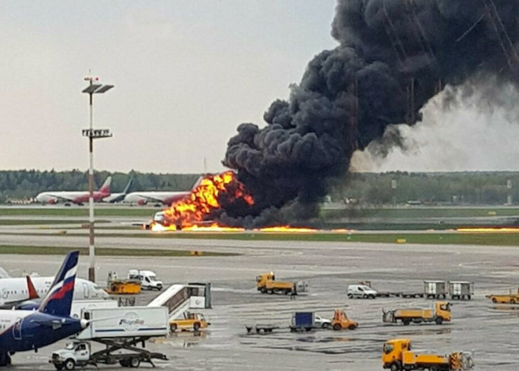 Mueren 41 pasajeros tras incendiarse avión en Moscú