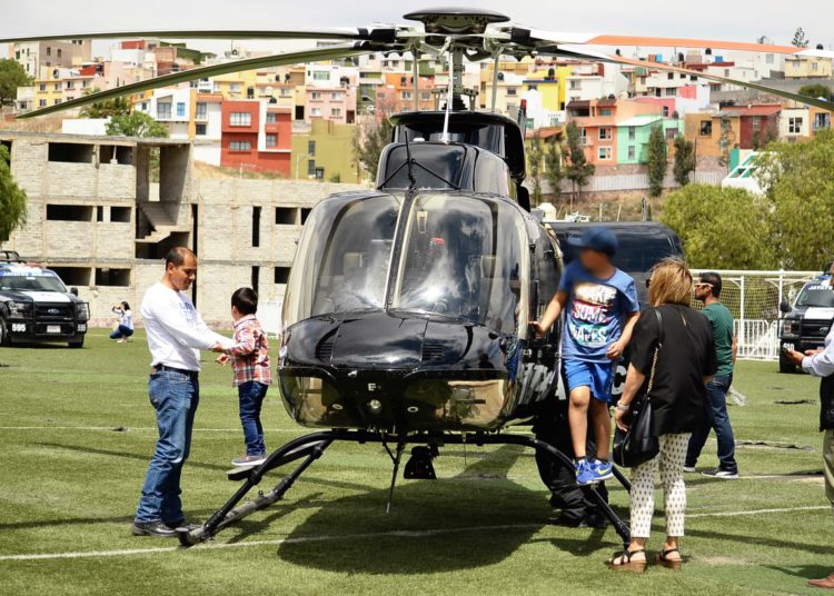 Celebran su día con policías