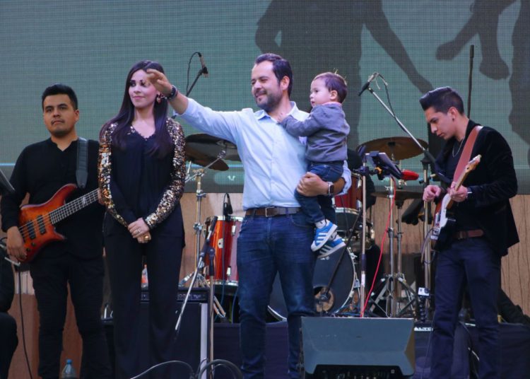 Celebran a madres capitalinas con concierto tributo a Juan Gabriel