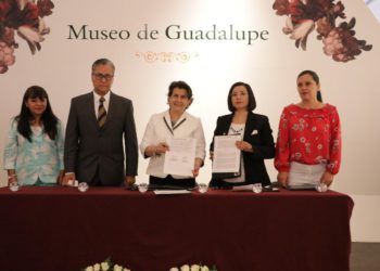 Firman convenio CDHEZ y Escuela de Trabajo Social
