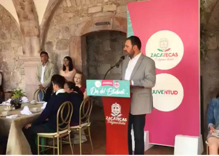 Reciben reconocimientos alumnos con mejores promedios