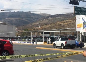 Ejecutan a uno al interior de autos Mier