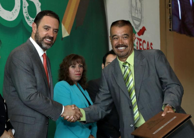 Condecoran a los maestros en su día