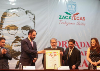 Kay Pérez recibe medalla Candelario Huizar