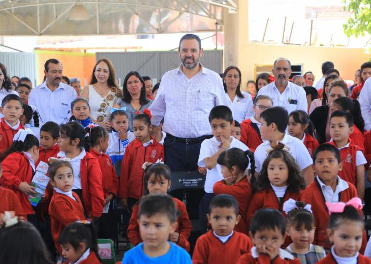 Entrega Tello en Pinos nuevos caminos, infraestructura educativa y equipo agrícola
