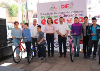 Reciben lentes y apoyos 300 personas de García de la Cadena