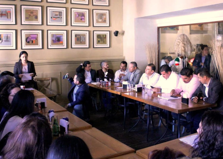 A golpes rompen sesión de diputados a puerta cerrada en restaurante capitalino